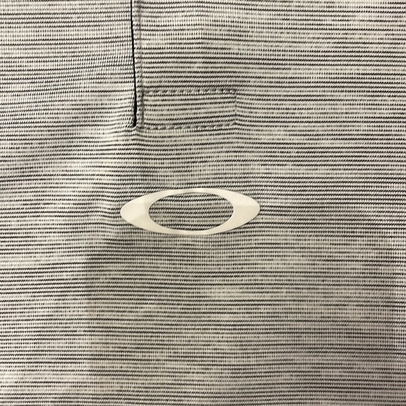 Mens Oakley shirt. - Picture 5 of 7